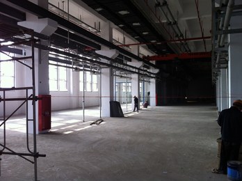 Empty industrial hall ready for fit-out